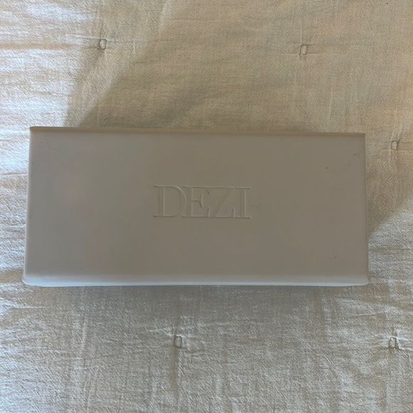 DEZI Charge It Tortoise Sunglasses - Picture 14 of 15